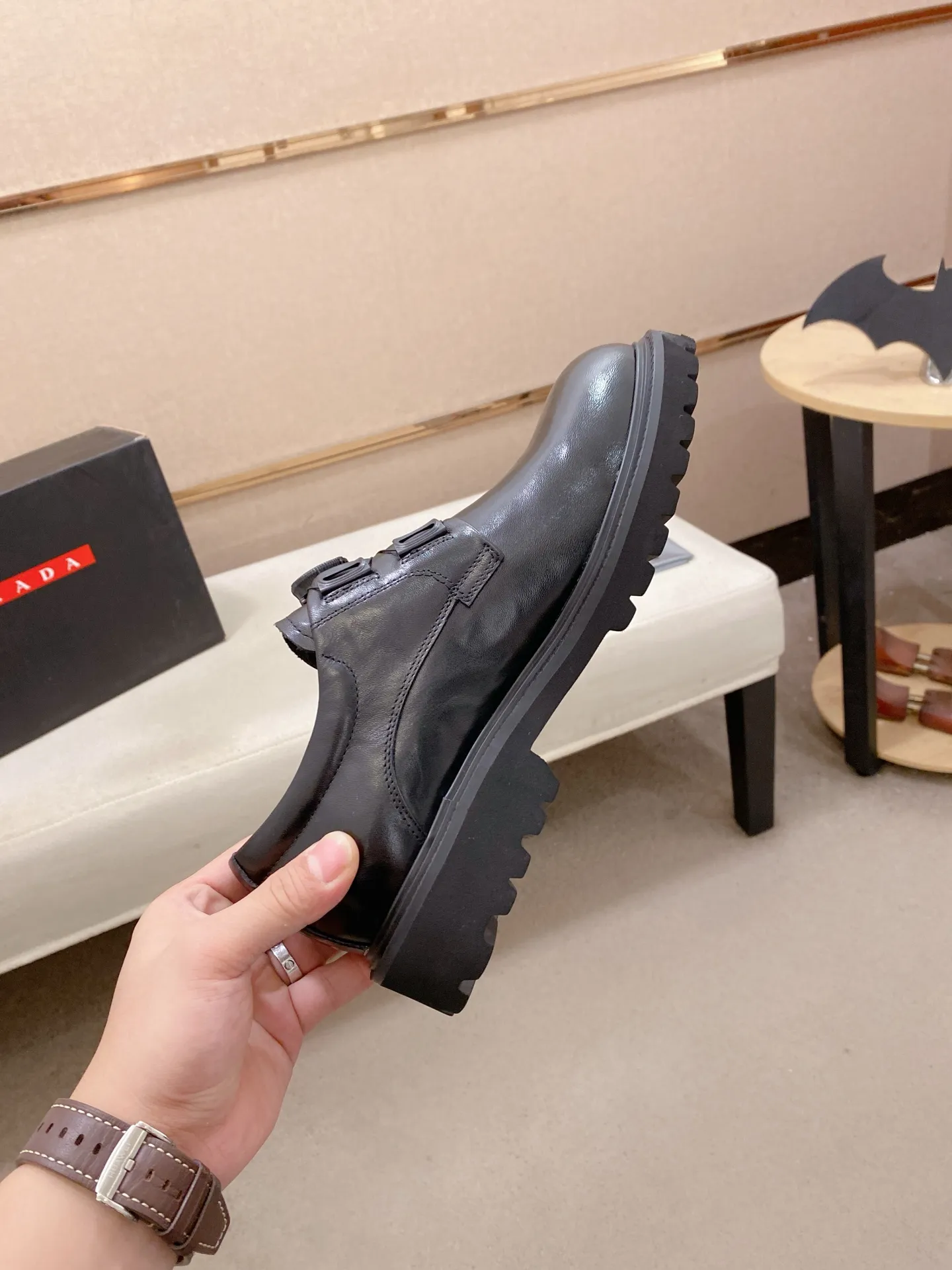 Factory price 640💰 🍁🍁High version High-quality new PRADA (Prada) counters are launched simultaneously, new men's shoes, 😘fabrics are selected from imported lacquered first-layer cowhide, and imported cowhide lining. 👍🏿 High-end ☄️ air-cushion molded anti-slip rubber outsole, exquisite lines, simple and elegant, comfortable and high-end for leisure travel. Code number: 38 to 45